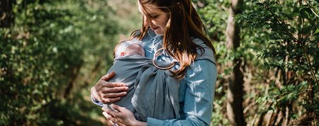 Przewodnik, jak nosić niemowlę: zalety, wskazówki i rady jak to robić